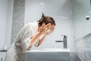 Trądzik i jego przyczyny oraz objawy. Poznaj skuteczne sposoby leczenia trądziku.