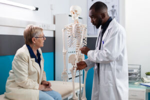 Osteoporoza. Czym się objawia i czy można ją skutecznie wyleczyć?