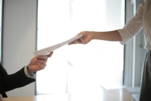 Czy e-zwolnienie na NFZ należy dostarczyć osobiście pracodawcy? Poznaj kluczowe informacje.
