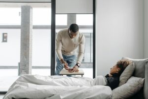 Choroba przykuła Cię do łóżka? Zobacz, czy możesz zdobyć zwolnienie online na NFZ.