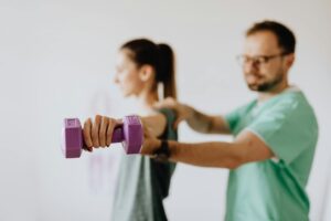 Rehabilitacja po udarze mózgu. Jak przebiega i co warto wiedzieć?