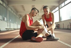 Jakie są najczęstsze urazy sportowe i jak ich unikać?